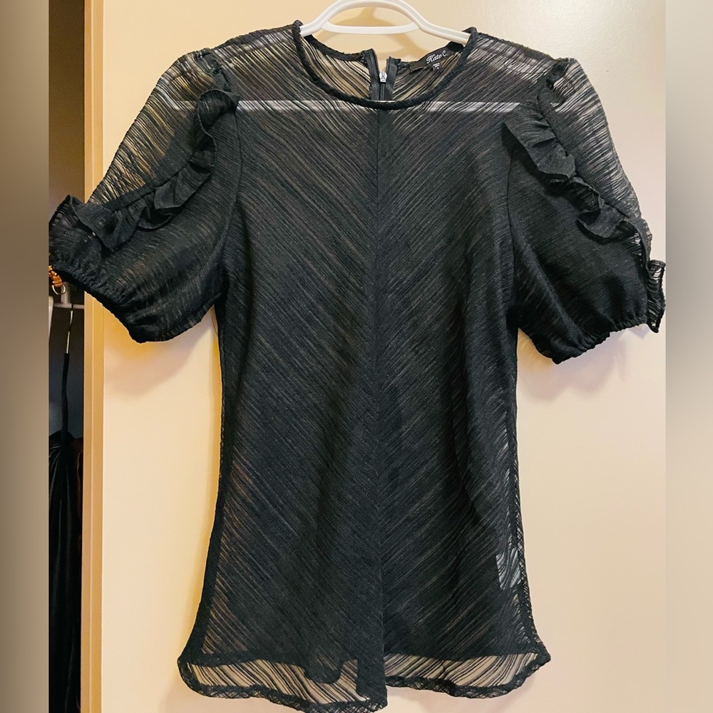 Elegant mesh style. Zipper back. Slightly puffed sleeves.